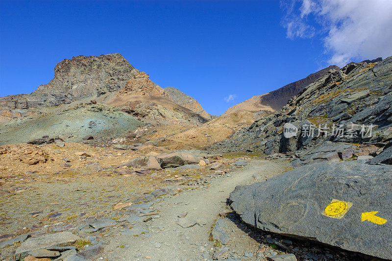 从尼沃莱山口(意大利语:Colle del Nivolet)开始的小路，在大天堂国家公园的一个山口。瓦莱达奥斯塔,意大利